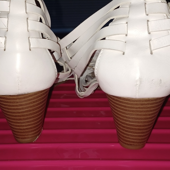 * 2 day hold * New white sandels white strappy 9 1/2 wide - Picture 4 of 7
